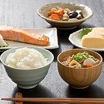 Japanese Healthy Habits: A Daily Routine for a Longer Life Traditional Japanese meal with rice, soup, grilled salmon, tamagoyaki, and vegetable side dishes.